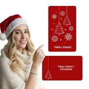 Uśmiechnięta modelka w czapce mikołaja i świąteczna karta z grawerem do portfela prezent pod choinkę JASZCZ ART
