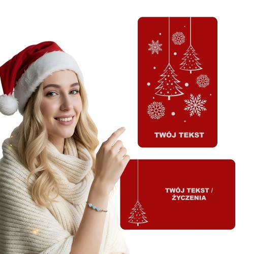 Uśmiechnięta modelka w czapce mikołaja i świąteczna karta z grawerem do portfela prezent pod choinkę JASZCZ ART