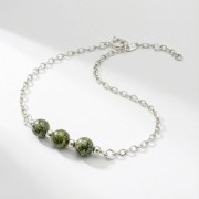 Srebrna bransoletka z naturalnym serpentynem jasne srebro 925 zbliżenie na zielone wzorzyste kamienie