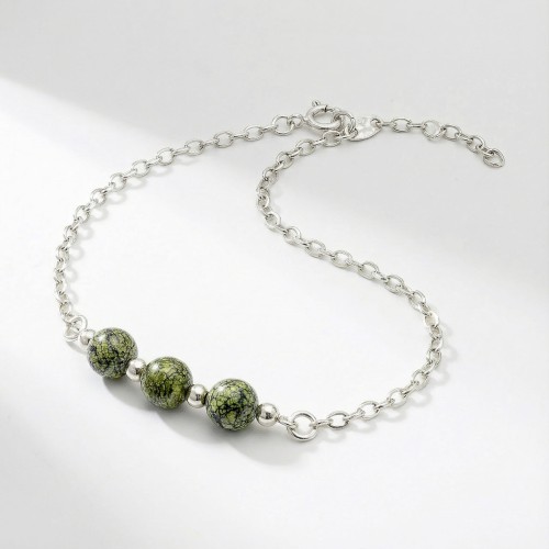 Srebrna bransoletka z naturalnym serpentynem jasne srebro 925 zbliżenie na zielone wzorzyste kamienie