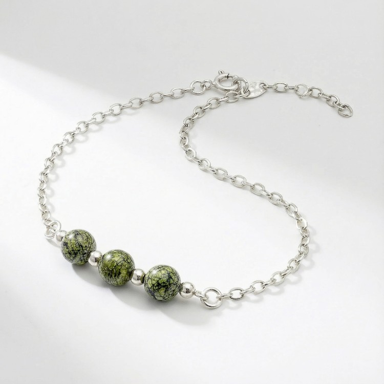 Srebrna bransoletka z naturalnym serpentynem jasne srebro 925 zbliżenie na zielone wzorzyste kamienie