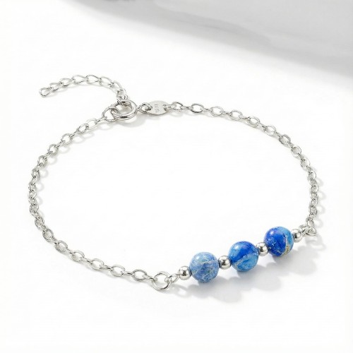 Srebrna bransoletka z naturalnym niebieskim jaspisem jasne srebro 925 zbliżenie na błękitne kamienie