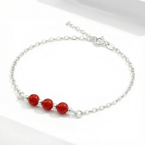 Srebrna bransoletka z naturalnym koralem jasne srebro 925 zbliżenie na czerwone kule