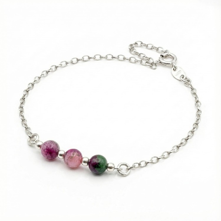 Srebrna bransoletka z naturalnym jadeitem jasne srebro 925 zbliżenie na zielone kamienie