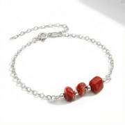 Srebrna bransoletka z naturalnym koralem jasne srebro 925 nieregularne czerwone bryłki