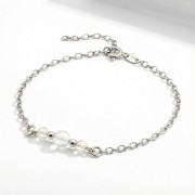 Srebrna bransoletka z naturalnym kryształem górskim jasne srebro 925 zbliżenie na przezroczyste kule