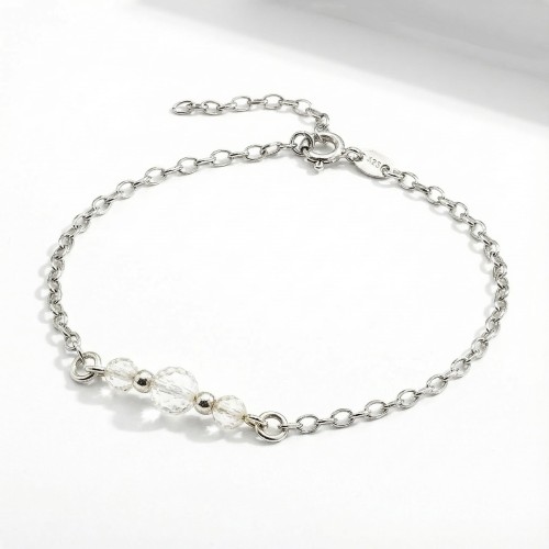 Srebrna bransoletka z naturalnym kryształem górskim jasne srebro 925 zbliżenie na przezroczyste kule