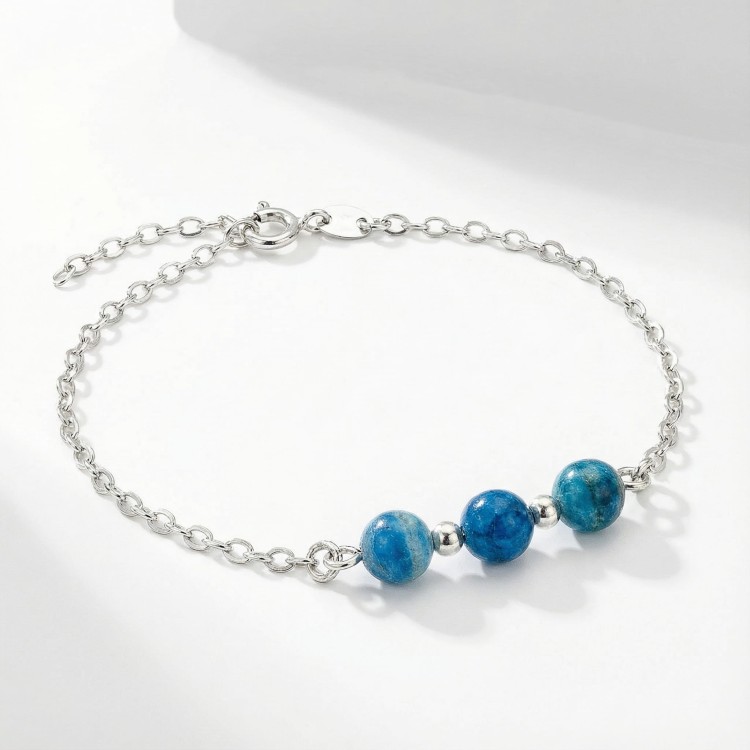 Srebrna bransoletka z naturalnym apatytem jasne srebro 925 zbliżenie na niebieskie kamienie