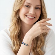 Bransoletka z jaspisem na ręce modelki delikatna biżuteria naturalna talizman ochrony