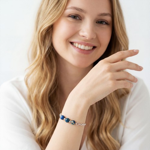 Bransoletka z jaspisem na ręce modelki delikatna biżuteria naturalna talizman ochrony