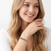 Modelka w biżuterii artystycznej bransoletka oksydowana z jaspisem styl boho