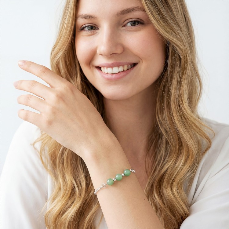 Bransoletka z awenturynem na ręce modelki delikatna biżuteria zielona talizman szczęścia