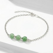 Srebrna bransoletka z naturalnym awenturynem jasne srebro 925 zbliżenie na zielone kamienie