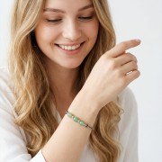 Modelka w biżuterii artystycznej bransoletka oksydowana z awenturynem styl boho