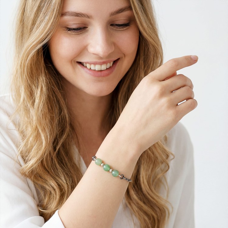 Modelka w biżuterii artystycznej bransoletka oksydowana z awenturynem styl boho