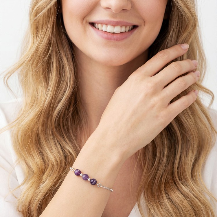 Bransoletka z ametystem na ręce modelki delikatna biżuteria srebrna