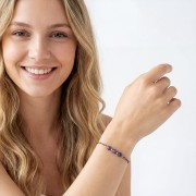 Modelka w biżuterii artystycznej bransoletka oksydowana z ametystem styl boho