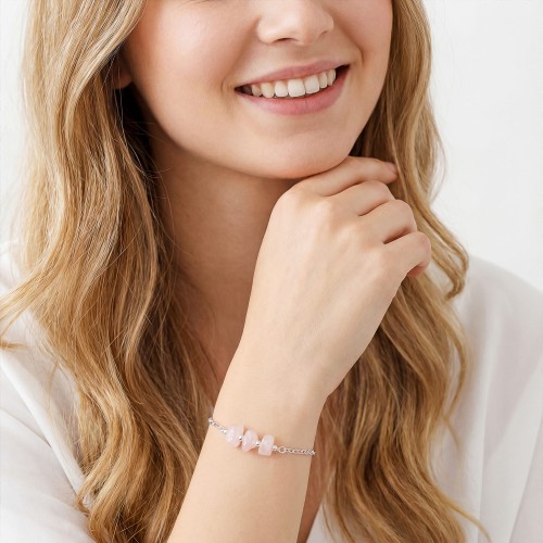 Bransoletka z kwarcem różowym na ręce modelki delikatna biżuteria nieregularne kamienie