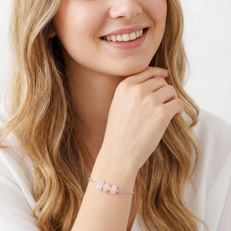 Bransoletka z kwarcem różowym na ręce modelki delikatna biżuteria nieregularne kamienie