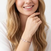 Modelka w biżuterii artystycznej bransoletka oksydowana z kwarcem różowym styl boho talizman miłości