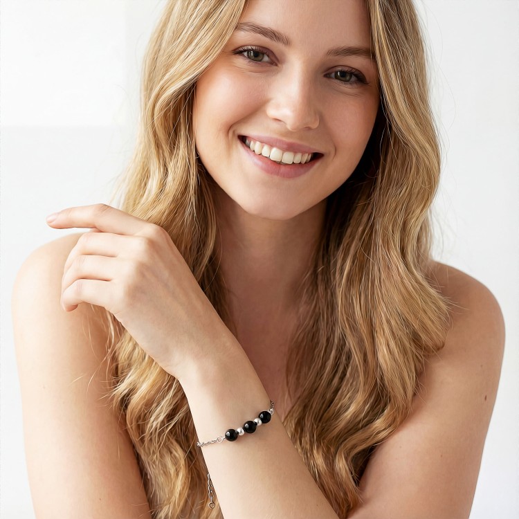 Bransoletka z czarnym turmalinem na ręce modelki delikatna biżuteria ochronna tarcza energetyczna