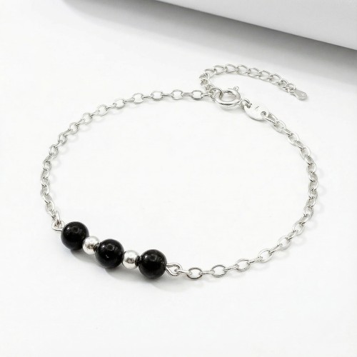 Srebrna bransoletka z naturalnym czarnym turmalinem jasne srebro 925 zbliżenie na czarne kule
