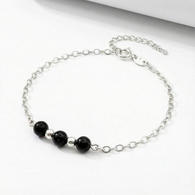 Srebrna bransoletka z naturalnym czarnym turmalinem jasne srebro 925 zbliżenie na czarne kule