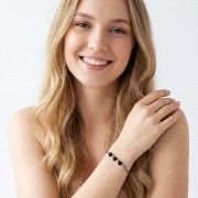 Modelka w biżuterii artystycznej bransoletka oksydowana z czarnym turmalinem styl boho