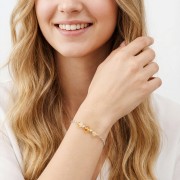 Bransoletka z cytrynem na ręce modelki delikatna biżuteria żółta talizman sukcesu