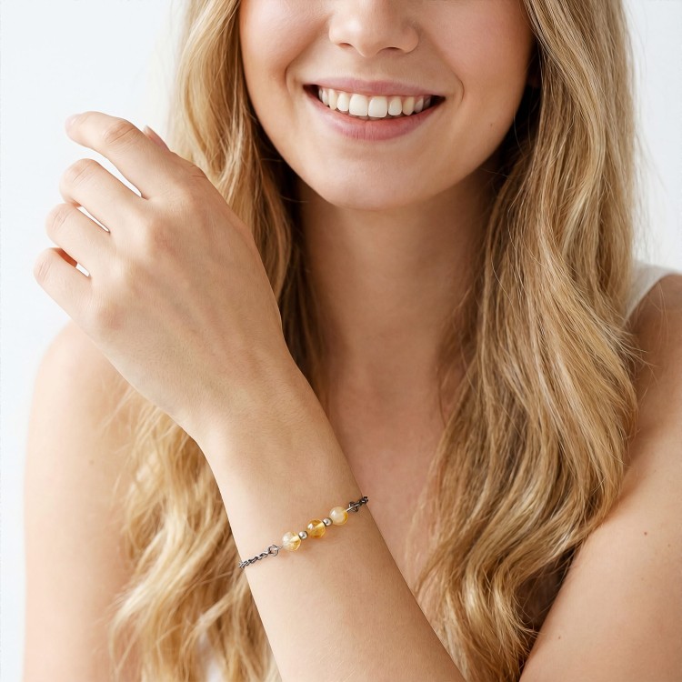 Modelka w biżuterii artystycznej bransoletka oksydowana z cytrynem styl boho