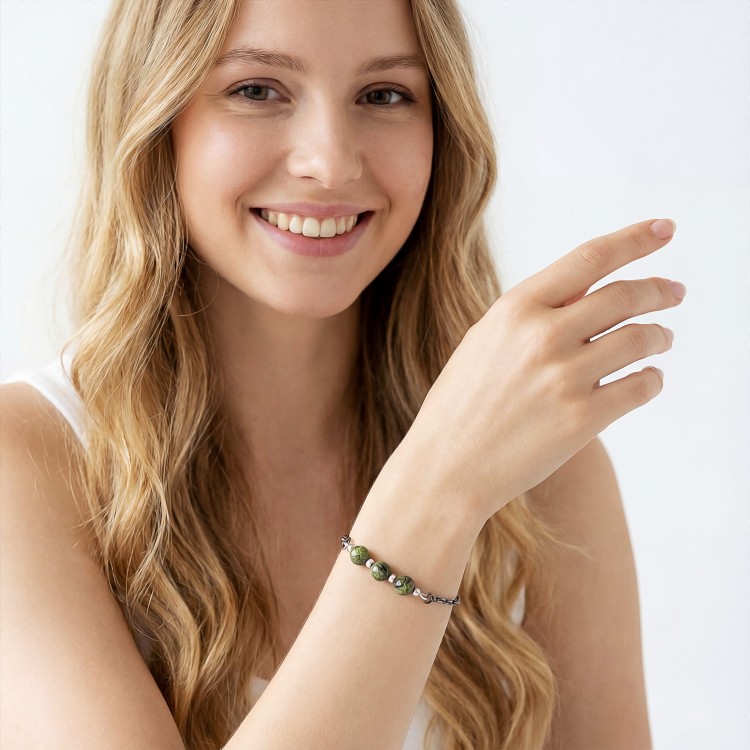 Modelka w biżuterii artystycznej bransoletka oksydowana z serpentynem styl boho