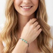 Modelka w biżuterii artystycznej bransoletka oksydowana z amazonitem styl boho