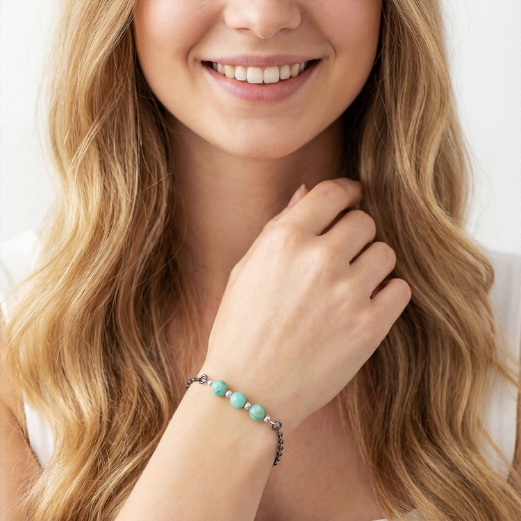 Modelka w biżuterii artystycznej bransoletka oksydowana z amazonitem styl boho