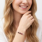 Bransoletka z czerwonym jaspisem na ręce modelki delikatna biżuteria dodająca energii i witalności