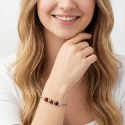 Modelka w biżuterii artystycznej bransoletka oksydowana z jaspisem czerwonym styl boho talizman witalności