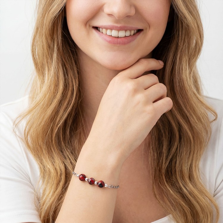 Modelka w biżuterii artystycznej bransoletka oksydowana z jaspisem czerwonym styl boho talizman witalności