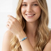 Modelka w biżuterii artystycznej bransoletka oksydowana z jaspisem niebieskim styl boho