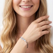 Modelka w biżuterii artystycznej bransoletka oksydowana z akwamarynem styl boho talizman odwagi