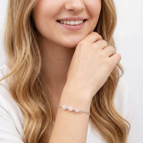 Bransoletka z kwarcem różowym na ręce modelki delikatna biżuteria różowa talizman miłości