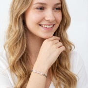 Modelka w biżuterii artystycznej bransoletka oksydowana z kwarcem różowym styl boho