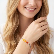 Modelka w biżuterii artystycznej bransoletka oksydowana z agatem pomarańczowym styl boho talizman energii