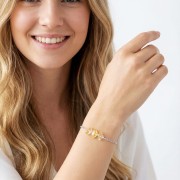 Bransoletka z cytrynem na ręce modelki delikatna biżuteria nieregularne kamienie talizman sukcesu