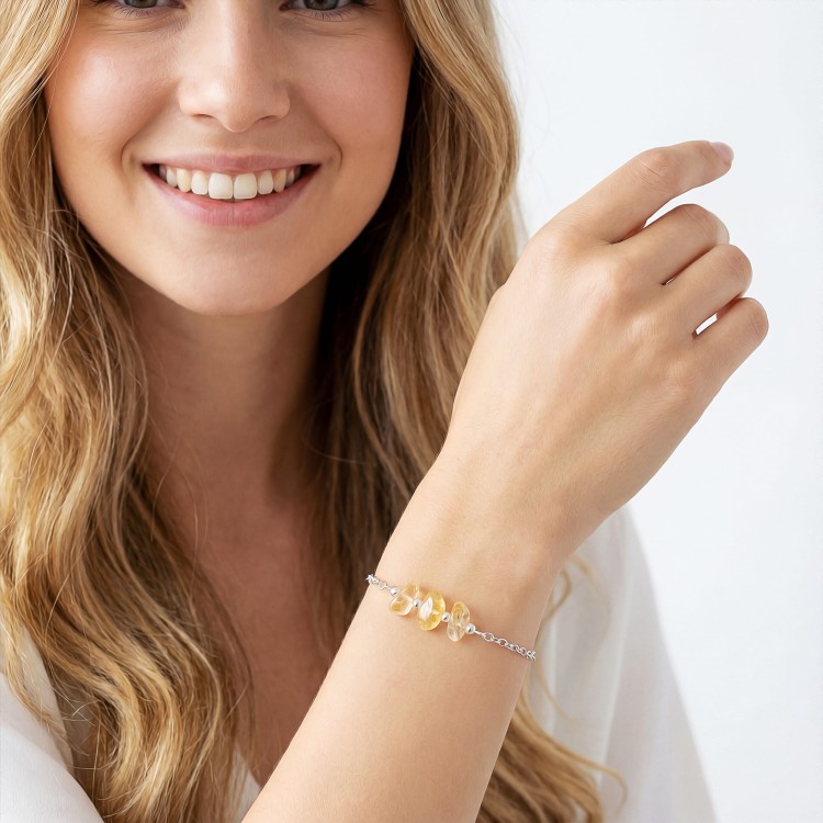 Bransoletka z cytrynem na ręce modelki delikatna biżuteria nieregularne kamienie talizman sukcesu