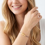 Modelka w biżuterii artystycznej bransoletka oksydowana z cytrynem styl boho