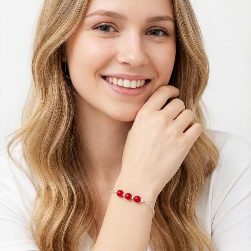 Bransoletka z koralem na ręce modelki delikatna biżuteria czerwona dodająca energii