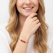 Modelka w biżuterii artystycznej bransoletka oksydowana z koralem styl boho