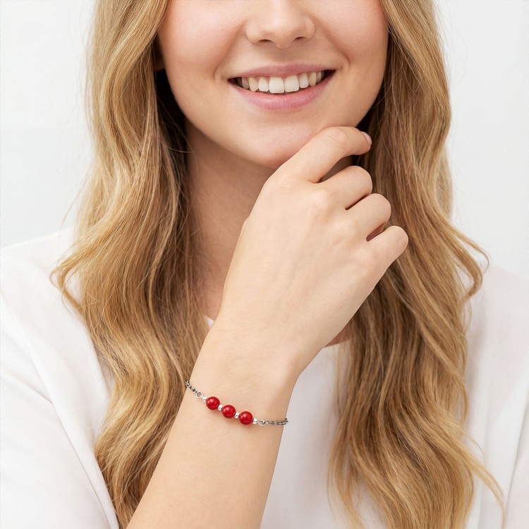 Modelka w biżuterii artystycznej bransoletka oksydowana z koralem styl boho