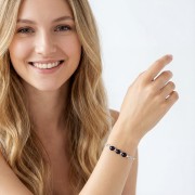 Bransoletka z Nocą Kairu na ręce modelki klasyczna biżuteria wieczorowa gwieździste niebo