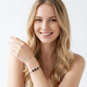 Modelka w biżuterii artystycznej bransoletka oksydowana z Nocą Kairu styl boho talizman ambicji