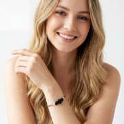 Modelka w biżuterii artystycznej bransoletka oksydowana z czarnym turmalinem styl boho tarcza ochronna